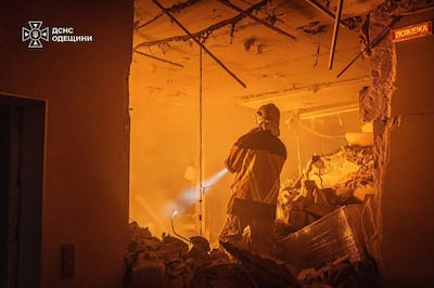 Un bombero combate un incendio en un edificio residencial en Odesa, Ucrania, tras un bombardeo ruso.