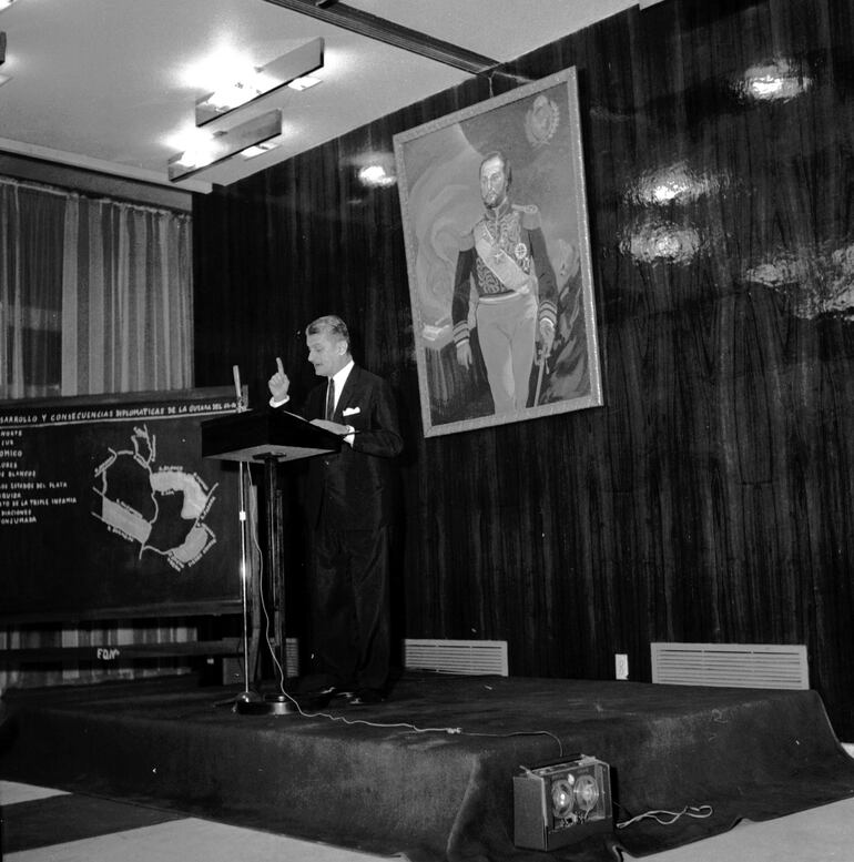 El doctor Hipólito Sánchez Quell desarrolló el tema: Antecedentes, desarrollo y consecuencias diplomáticas de la guerra 1864-70 en el marco de la recordación del centenario de la Guerra de la Triple Alianza.