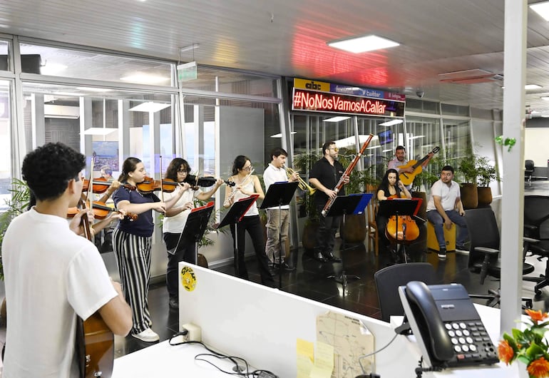 Temas como "Mi Despedida", "Punteada Okara" y "London Karape" fueron interpretados por los músicos de Don Bosco Róga en nuestra redacción.
