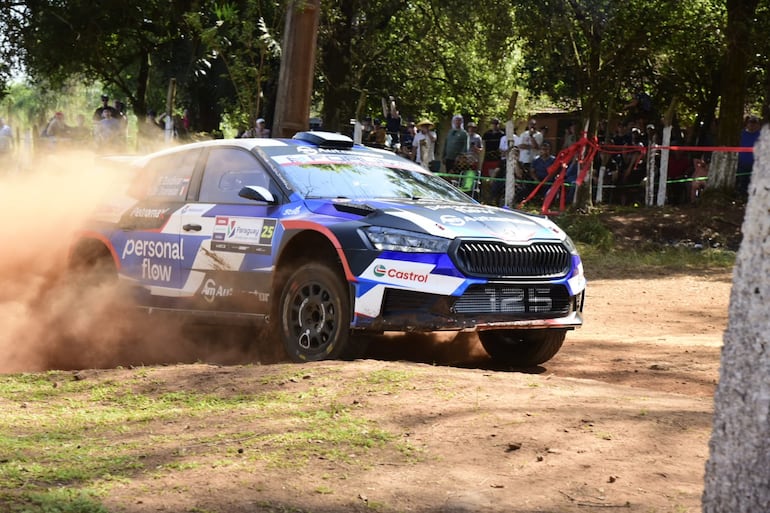 Los pilotos y equipos del Rally del Paraguay 2026 en las pruebas libes oficiales en un tramo de 5,6 kilómetros en la ciudad de Carmen del Paraná, Departamento de Itapúa, Paraguay.