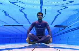El apneísta croata Vitomir Maričić, de 40 años, se relaja bajo el agua durante un entrenamiento en la piscina de Rijeka, el 4 de octubre de 2025. Durante casi 30 minutos, Vitomir Maričić no tomó aire.
