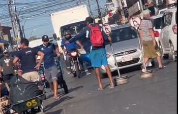 La PMT no cerró el tránsito, pero sí este ciudadano particular que necesitaba involucrar a todos los demás conductores en su conflicto.