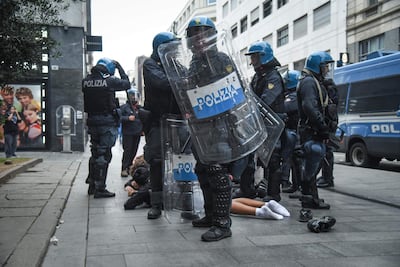 Policías antidisturbios durante las protestas del pasado domingo en Milán.