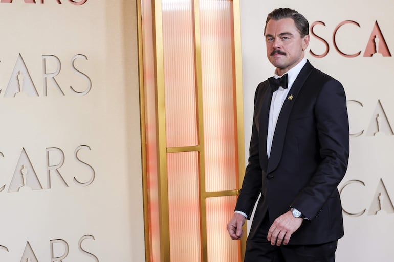 La nueva imagen de Leonardo DiCaprio con su bigote tipo mostacho. ¿Les gusta? (EFE/EPA/RYAN SUN)
