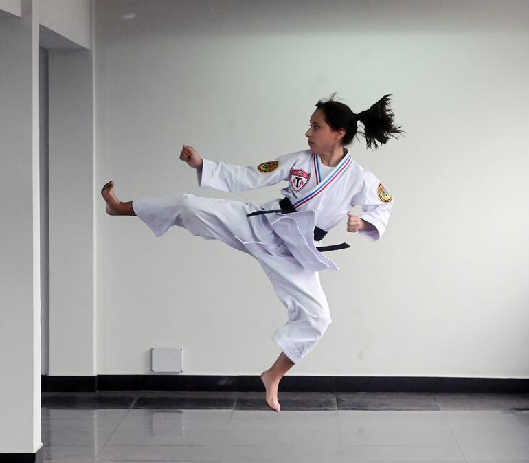 El profe Raúl nos motiva a ser mejores todos los días (siendo unas buenas personas, con inteligencia en la mente, honestidad en el corazón, fuerza en el cuerpo y haciendo buenos amigos) y a confiar en nosotras mismas. También nos impulsa a participar en los torneos nacionales e internacionales.