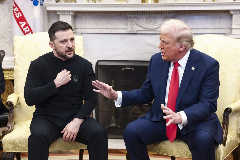 El presidente de Ucrania, Volodymyr Zelensky (i) y el mandatario de Estados Unidos, Donald Trump, en el Despacho Oval.