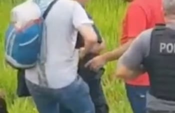 Dos de los policías de investigaciones de Canindeyú con orden de prisión preventiva, suboficiales Crescencio Giménez (con la mochila del botín) y Rodolfo Torales.