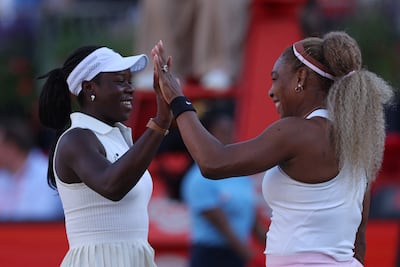 Serena Williams (derecha) compite en Queen’s en dobles junto con Victoria Mboko. La lesión de la canadiense, de 19 años, pone en duda la continuidad de la legendaria figura estadounidense en el certamen, ya que no se puede cambiar de pareja durante el desarrollo de un torneo.
