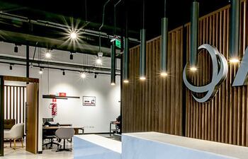 Atención al cliente de FIC, entidad que cumple 10 años de trayectoria.