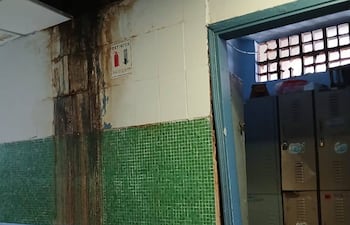 Así se ve el Hospital Central del IPS. Paredes llenas de moho, baños mugrientos y pasillos empapelados con cartón debido a la pérdida de agua.