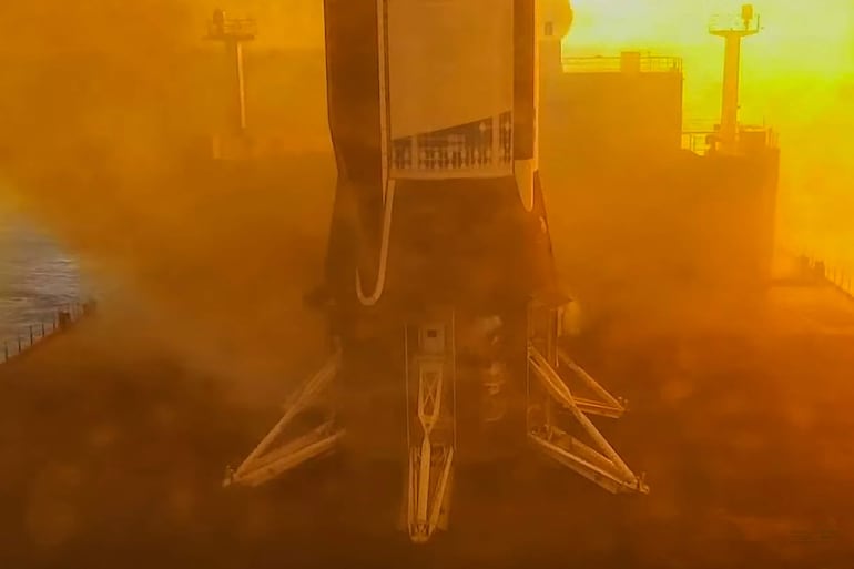 Esta captura de pantalla tomada de una transmisión de Blue Origin muestra una vista general del propulsor del cohete New Glenn después de aterrizar en una plataforma flotante en el océano Atlántico el 19 de abril de 2026.