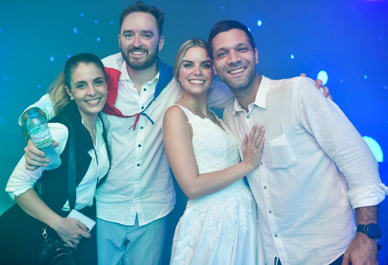 Los novios con Aldana y Mauricio Gennaro.