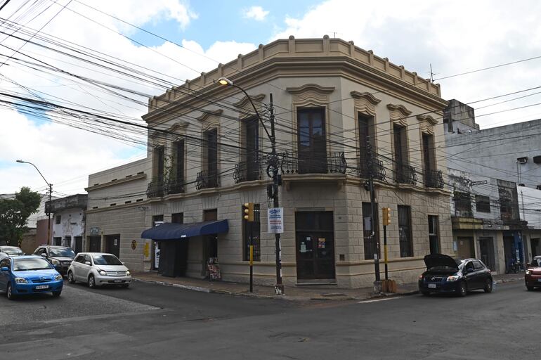 Fachada mejorada en una casa patrimonial, sobre Estados Unidos esquina Herrera, centro de Asunción.  
