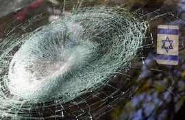 Parabrisas de un automóvil con impactos, tras la caída de un misil en Israel.