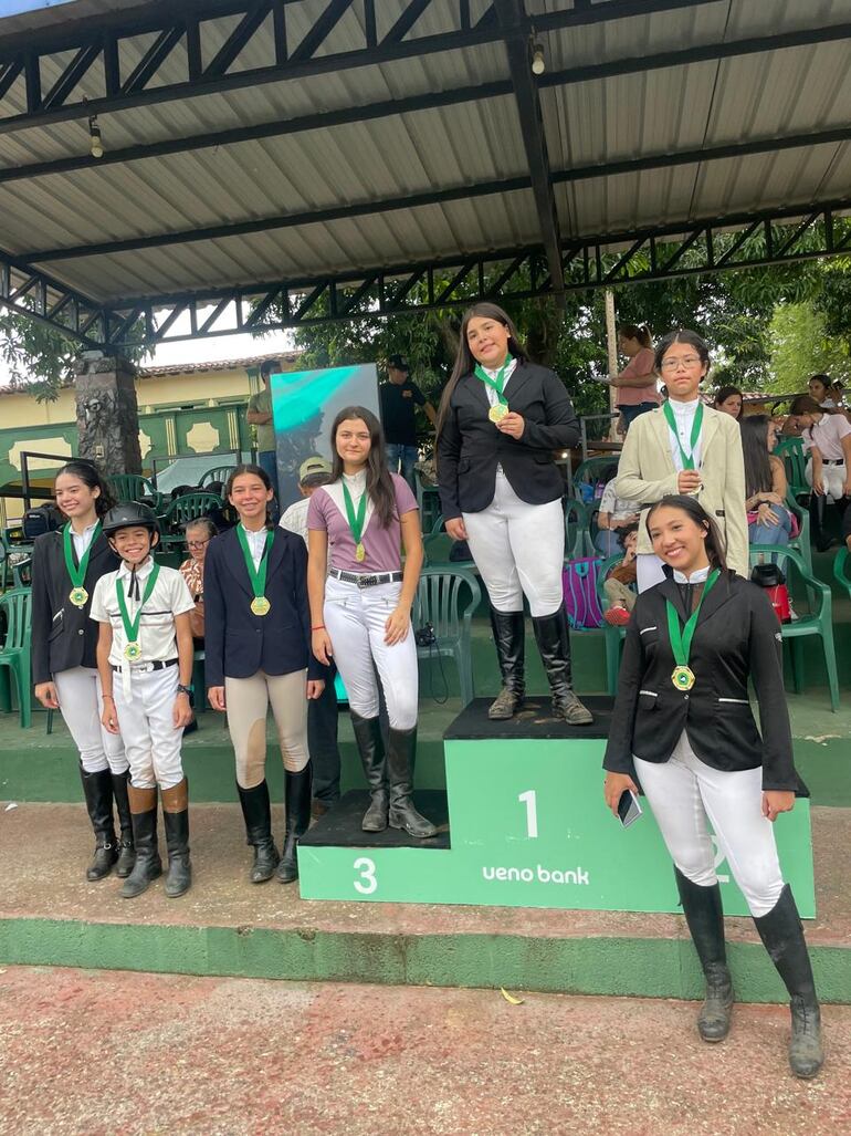 Podio de la categoría 0.70 del evento ecuestre en el RC4 Acá Carayá.