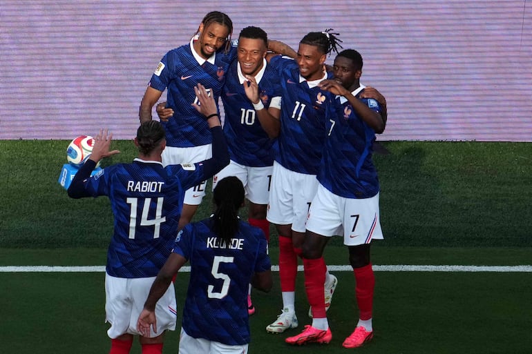 El delantero de Francia Kylian Mbappé celebra con sus compañeros de equipo tras anotar el tercer gol de su equipo durante el partido de fútbol de los dieciseisavos de final de la Copa Mundial 2026 entre Francia y Suecia en el Estadio de Nueva York/Nueva Jersey en East Rutherford.