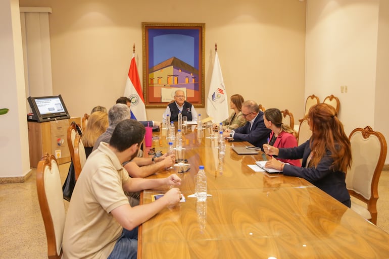 Soledad Núñez y su equipo electoral reunidos con autoridades del TSJE.