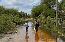 Alumnos de la compañía Montuoso Costa, distrito de Guazucuá, caminan diariamente este trayecto para llegar a la escuela.
