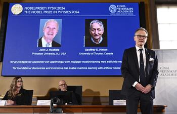 El profesor Anders Irback anunció a los ganadores del premio Nobel de Física para John J. Hopfield y Geoffrey E. Hinton.