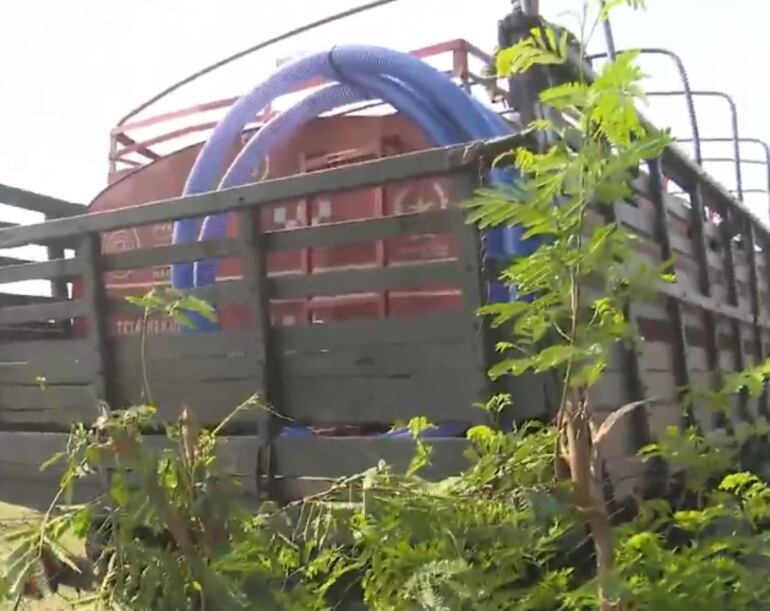 El Gobierno carga agua en el aljibe del Hospital Regional de Pozo Colorado.