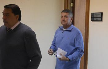 Job Von Zastrow Mase, sale en libertad del Juzgado de Ejecución Penal, tras firmar las reglas que le impuso la jueza Sandra Kirchhofer.