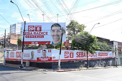 Vallas publicitarias de campaña electoral en Asunción con el rostro sonriente de Seba Radice y colores rojo y blanco.