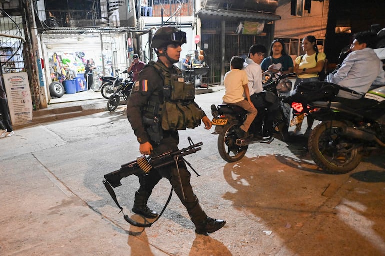 Un policía colombiano patrulla el barrio Meléndez en Cali, Colombia, antes de la próxima investidura presidencial del presidente electo de Colombia, Abelardo de la Espriella. La toma de posesión de De la Espriella tendrá lugar el 7 de agosto de 2026.