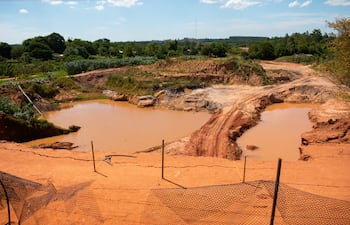 Una gigantesca excavación ocasionó el desmoronamiento y clausura parcial de un camino.