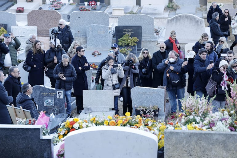 Tras el funeral, varias personas se acercaron a la tumba de Brigitte Bardot en Saint-Tropez.