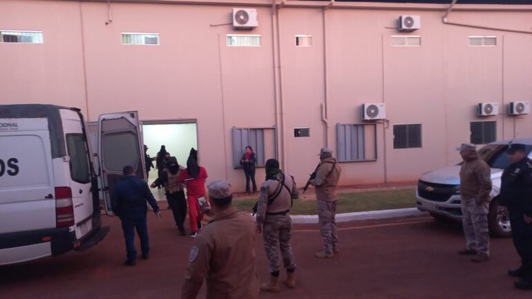 Siete internos fueron trasladados esta mañana al penal de Emboscada.