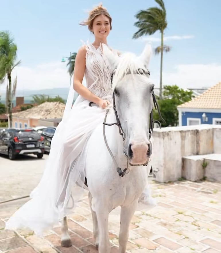 La bella novia Natasha Soley llegó en un caballo blanco a la iglesia para dar el "sí, quiero" a Jesús Medina. (Instagram/Natasha Soley)