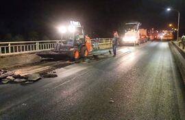 Comenzaron los trabajos nocturnos para el recapado del asfalto del puente Remanso.