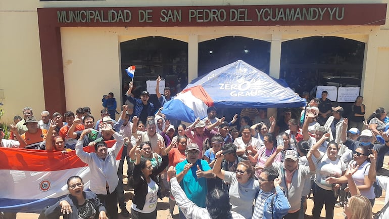 Los sampedranos festejaron la aprobación de la intervención municipal.
