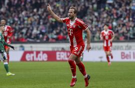 Bremen (Alemania), 14/02/2026.- Harry Kane de Múnich celebra tras anotar el gol del 0-2 durante el partido de fútbol de la Bundesliga alemana entre el Werder Bremen y el Bayern Múnich 05 en Bremen, Alemania, el 14 de febrero de 2026. (Alemania)