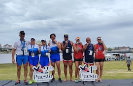 Juan Cárdenas (5° izq.), Giselle Barrail, Víctor Servín y Rocío Valdez con más oro en el “suda”.