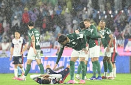Gustavo Gómez Portillo, capitán de Palmeiras, consuela a Jonatan Torres quien está en el suelo desconsolado tras la eliminación.