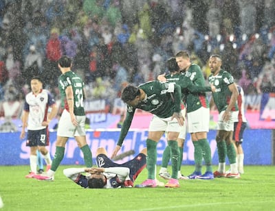 Gustavo Gómez Portillo, capitán de Palmeiras, consuela a Jonatan Torres quien está en el suelo desconsolado tras la eliminación.