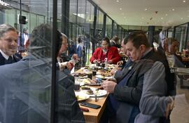 Senadores reinauguraron el "quincho de oro" con un asado y despidieron al senador Silvio "Beto" Ovelar de la presidencia del Senado.