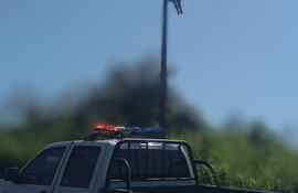 Rescataron a un hombre electrocutado que quedó en un poste de tendido eléctrico en Edelira.