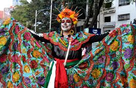 Una mujer vestida de Catrina participa en la Procesión de Catrinas antes del Día de Muertos en la Avenida Reforma de la Ciudad de México el 27 de octubre de 2024.