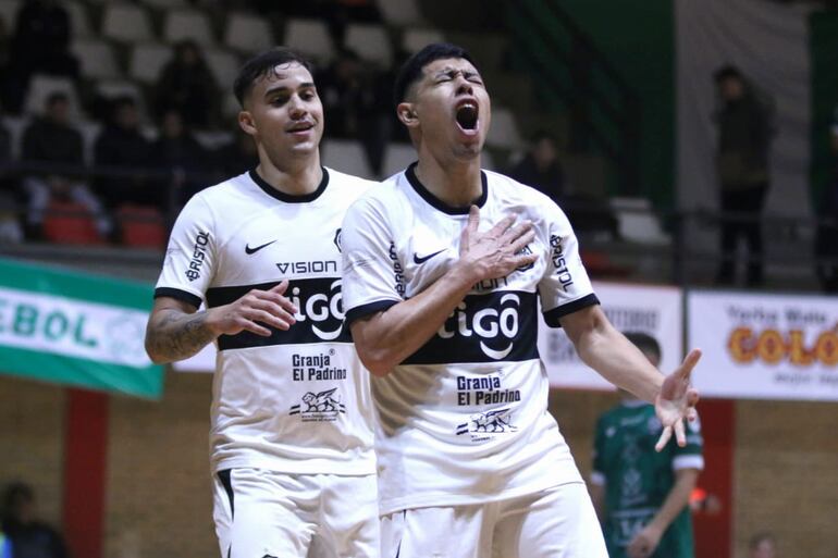 Hugo Martínez grita con todo uno de los cuatro goles que anotó para Olimpia