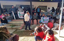 Tras incumplimiento de las autoridades, campesinos toman predio del DEAG en San Juan Bautista, Misiones.