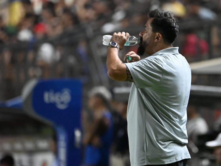 El argentino Pablo Sánchez, entrenador de Olimpia, durante el partido frente a Nacional por la cuarta fecha del torneo Apertura 2026 de la Primera División de Paraguay en el estadio Arsenio Erico, en Asunción, Paraguay.