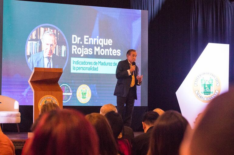 El prestigioso Dr. Enrique Rojas Montes fue uno de los invitados de la Universidad Privada María Serrana, que forma líderes competentes, éticos y comprometidos con la construcción de un Paraguay de oportunidades.