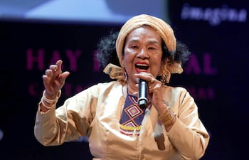 Fotografía de archivo fechada el 03 de febrero de 2019 de la cantante de música folclórica colombiana, Totó La Momposina en la clausura del XIV Hay Festival en el barrio Nelson Mandela de Cartagena (Colombia).