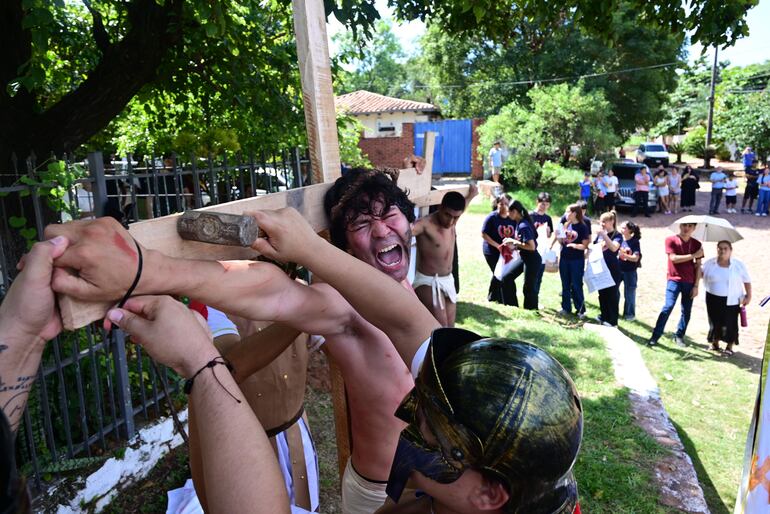El momento de la crucifixión a un lado de la Capilla Santa Rosa de Rincón. 