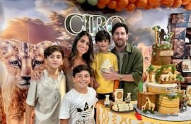 El cumpleañero Ciro con sus papis Leo Messi y Anto Roccuzzo, y sus hermanitos Thiago y Mateo.