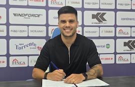 El volante ofensivo Wilson Brahian Gustavo Ayala Vera (30 años), estampando la firma que concreta su retorno al Sportivo 2 de Mayo de Pedro Juan Caballero.