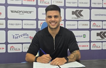 El volante ofensivo Wilson Brahian Gustavo Ayala Vera (30 años), estampando la firma que concreta su retorno al Sportivo 2 de Mayo de Pedro Juan Caballero.