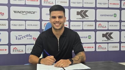 El volante ofensivo Wilson Brahian Gustavo Ayala Vera (30 años), estampando la firma que concreta su retorno al Sportivo 2 de Mayo de Pedro Juan Caballero.